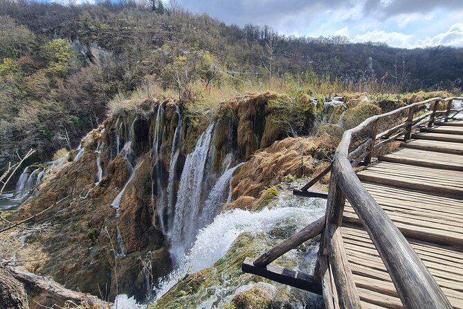 Plitvice Lakes Day Tour with Panoramic Boat Ride Ticket Reserved - Entering the park with reserved tickets