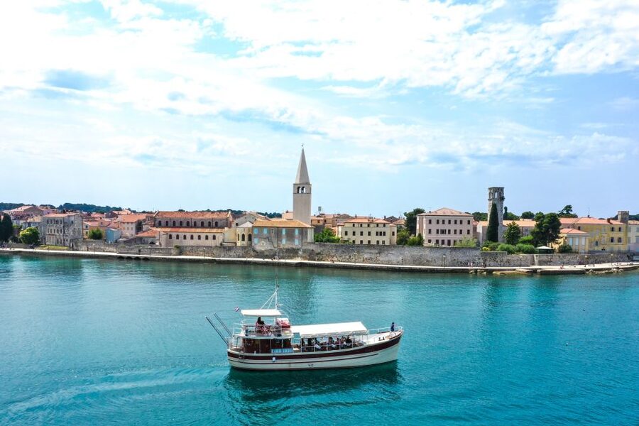 Poreč: Dolphin Spotting Cruise with Included Drinks - Searching for dolphins in the open Adriatic