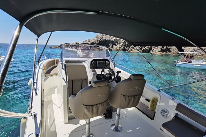 Private boat Tour - Dubrovnik Old Town and Elaphite islands - The boat, drinks, and onboard comfort