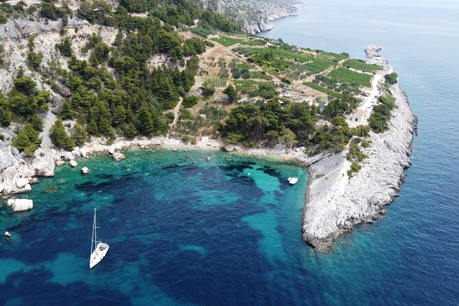 Private boat tour of Red rocks & Pakleni islands - Malo Zaraće and the Red Rock coast