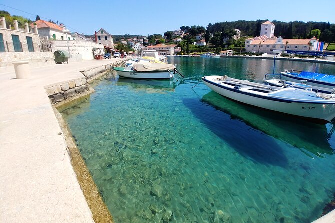 Private Boat tour to the Blue Lagoon & Solta - Swim, Snorkel, Tan and Relax! - Stomorska: lunch beside the water