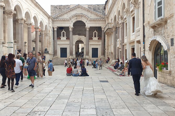 Private History Split Walking Tour in Spanish - The substructures reveal how the palace was built