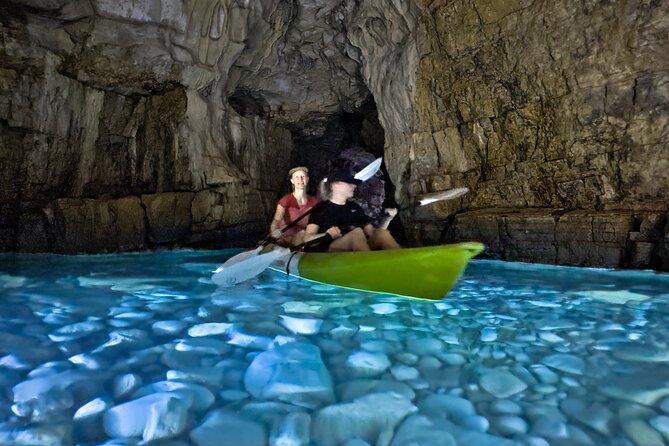 Private kayak tour: Explore the caves and turquoise bays in Pula - Learning to paddle before reaching the cave