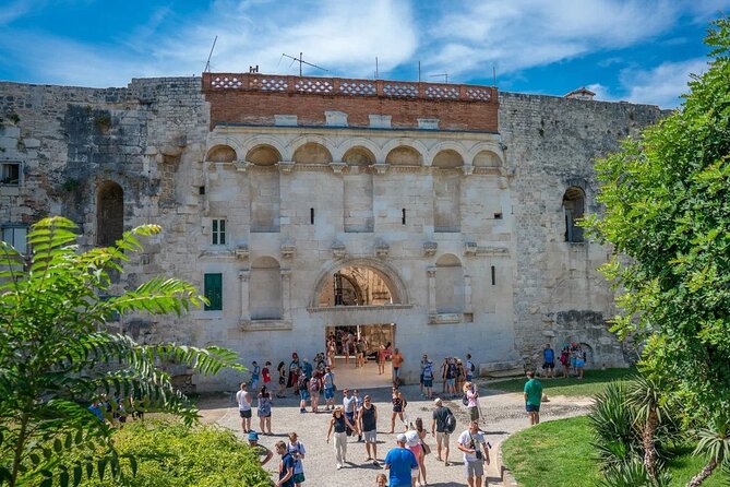 Private Split Tour & Local Bites & Seafood Extravaganza & Pickup - Narodni Trg and the Venetian Square