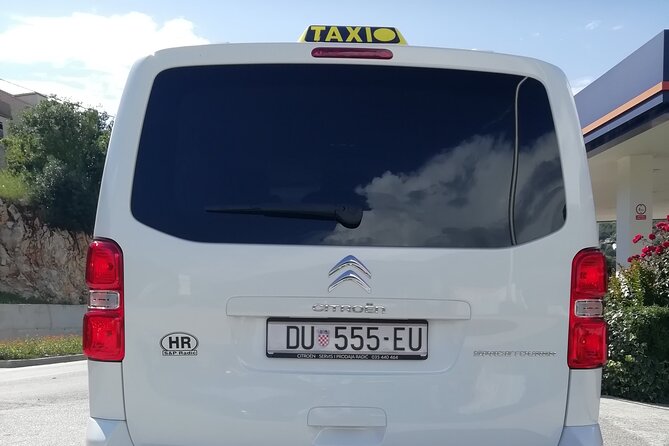 Private Transfer by 8 seats van from and to Dubrovnik Airport - A simple airport arrival in Dubrovnik