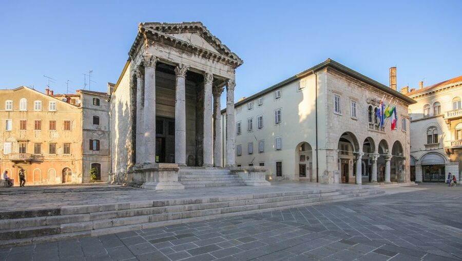 Pula: Historic Walking Tour with Local Guide & City Views - Three Roman gates and the details between them