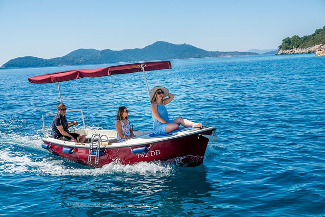 Rent a small boat without skipper - explore the islands and find hidden caves - The briefing makes self-driving approachable