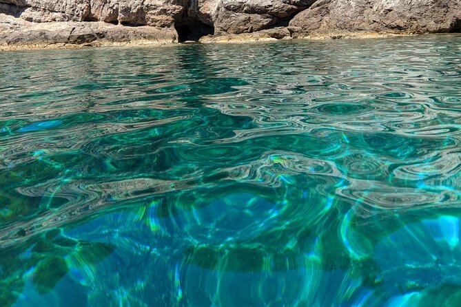 Rent a small boat without skipper - explore the islands and find hidden caves - How the price works for a group