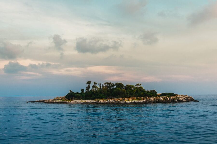 Rovinj half-day cruise: swim stops, drinks & brunch included - The crew and the feel on board