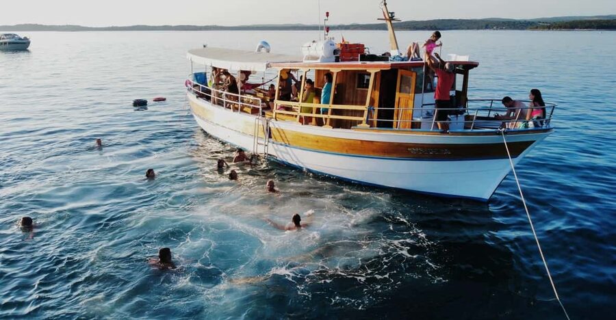 Rovinj half-day cruise: swim stops, drinks & brunch included - Meeting the boat at Villas Rubin