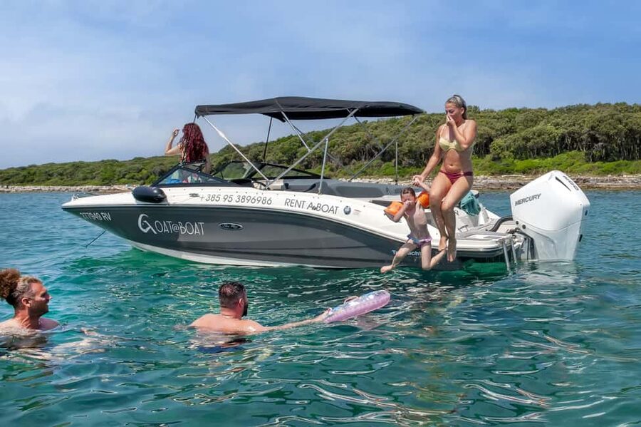 Rovinj: Luxury Island Hopping with Swimming & Snorkeling - Meeting the boat around Rovinj
