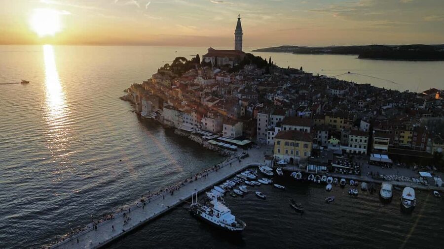 Rovinj: Sunset Speedboat Tour with Dolphin Watching - Leaving Villas Rubin for the Rovinj coast
