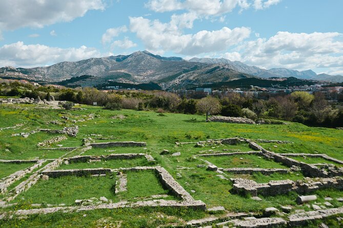 Salona & Amphitheater - Private guided tour - Admission incl. - The forum, temple, and theater at Hram