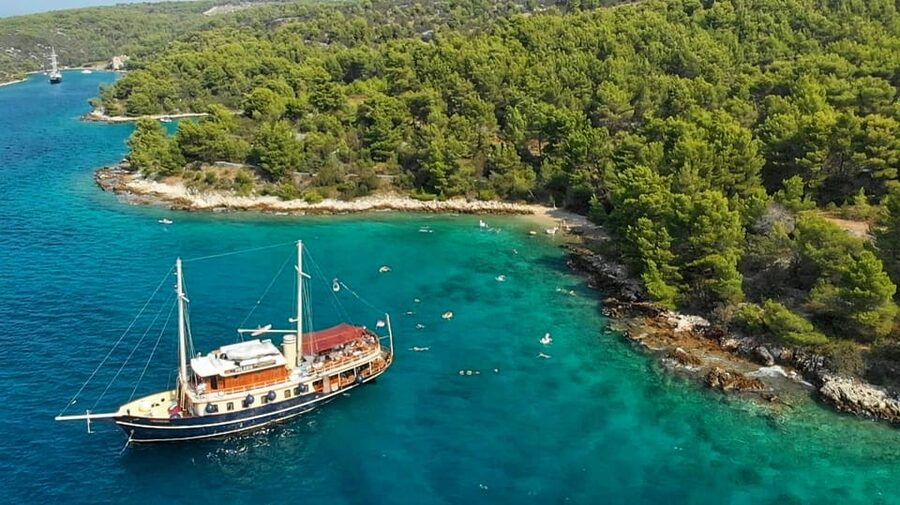 Split: All inclusive Brač & Šolta Island Swimming Cruise - Meeting the Polaris at Split Port