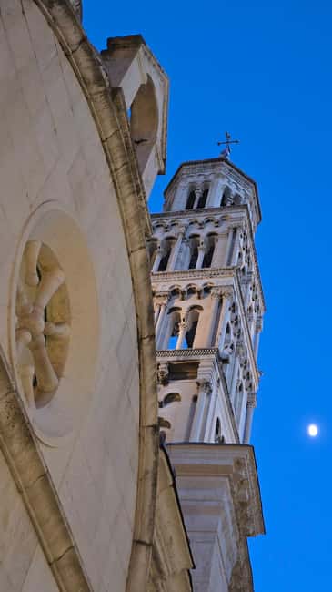 Split and Diocletian's Palace walking tour with a local guid - Starting at the southern entrance from the Riva