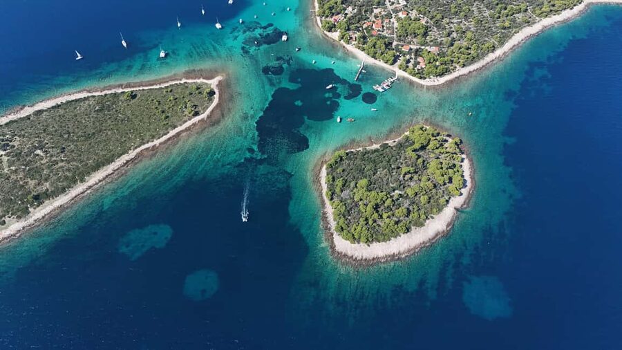 Split: Blue Lagoon and 3 Islands Group Boat Tour - Trogir: one hour among old stone buildings