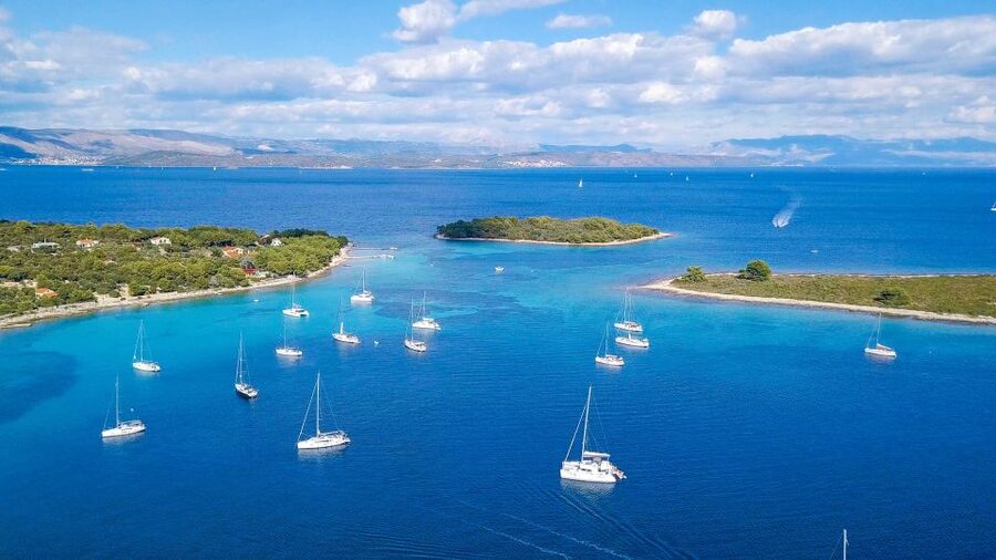 Split: Blue Lagoon and Šolta Boat Tour with Lunch and Drinks - Swimming in the Blue Lagoon