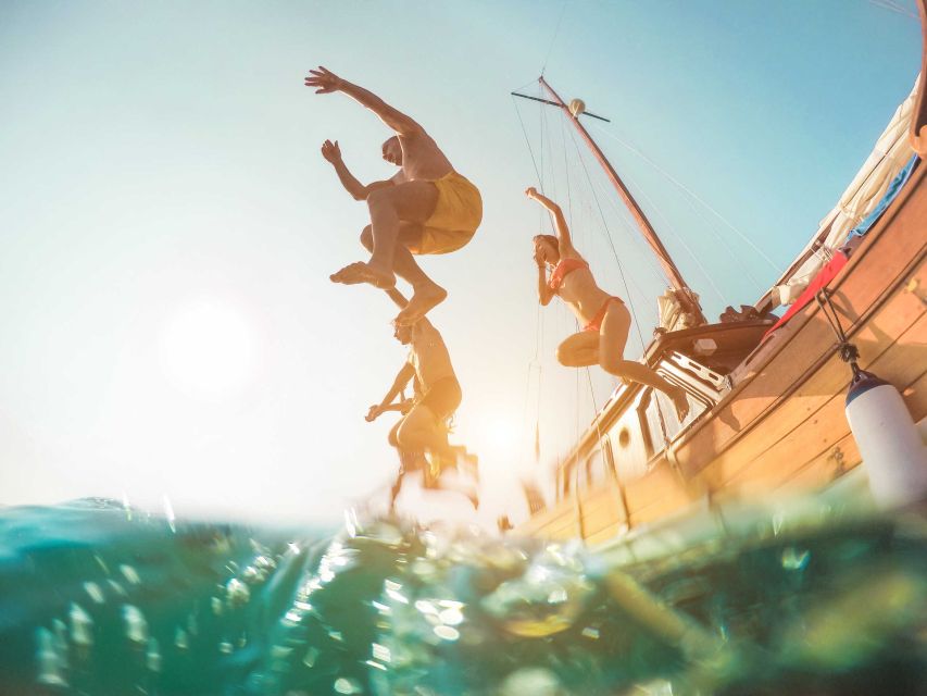 Split: Blue Lagoon and Šolta Boat Tour with Lunch and Drinks - Lunch, wine, and the family-run service
