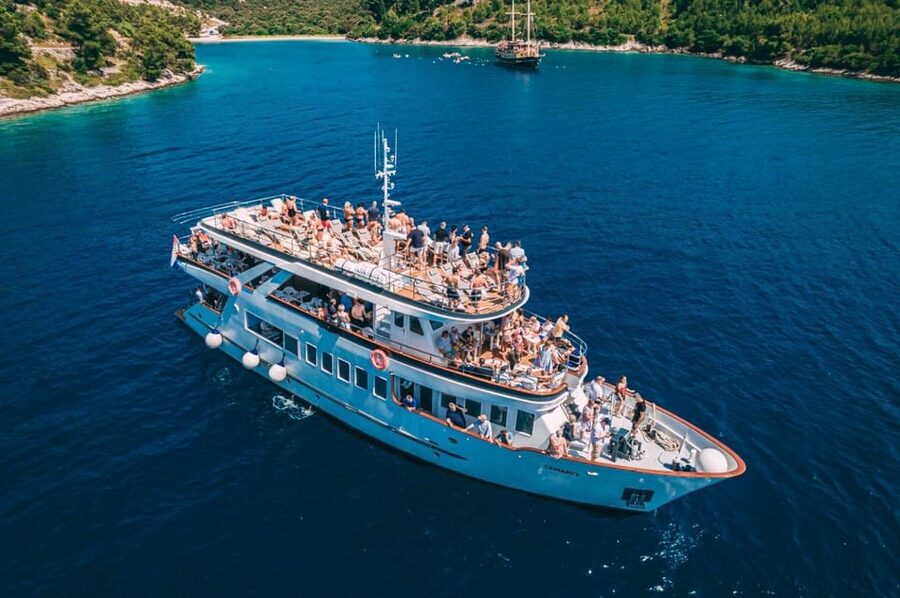 Split: Blue Lagoon, Shipwreck and Šolta with Food and Drinks - Maslinica, Šolta’s small harbor village