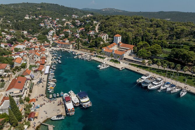 Split: Blue Lagoon & Šolta Tour with Lunch & Drinks - Choosing your place on the boat