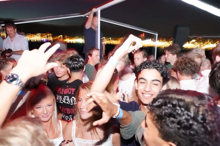 Split: Boat Crawl with Nightclub Access, Shots, & Boat Party - Practical Advice for a Better Night