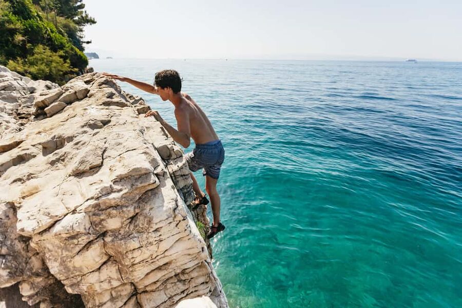 Split: Cliff Jumping & Deep Water Solo Tour - The opening climbs help you find your level