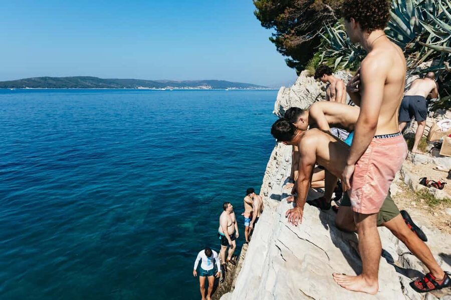Split: Cliff Jumping & Deep Water Solo Tour - Climbing over clear water