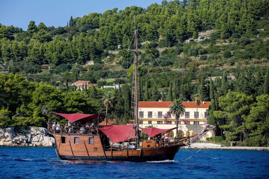 Split: Cruise on Columbo's Pirate Ship "Santa Maria" - Photos, dolphins, and small moments at sea