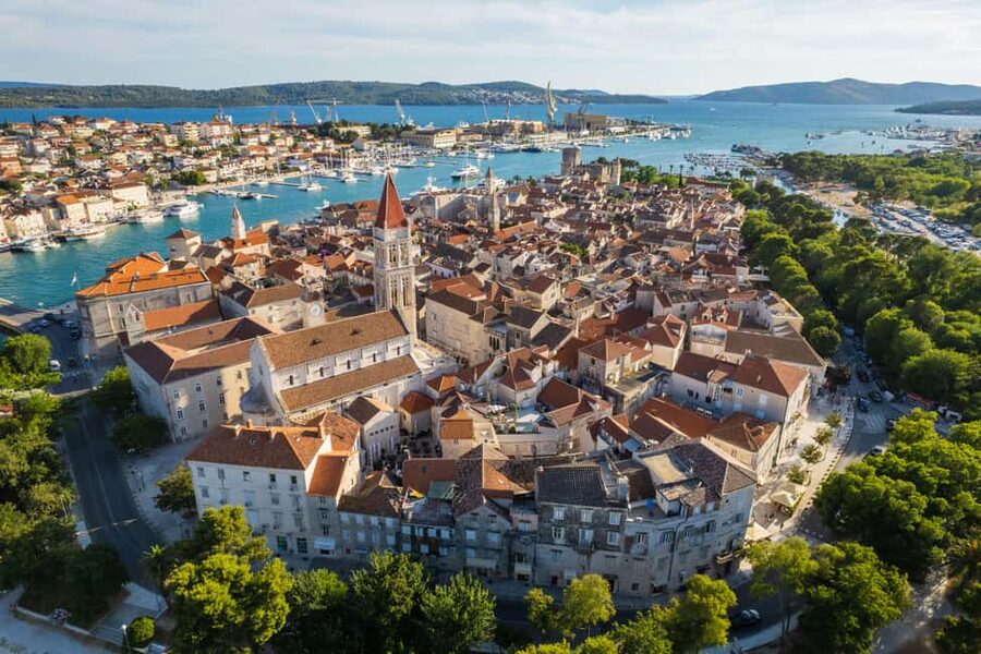 Split: Half-Day Blue Lagoon, Shipwreck, and Trogir Boat Tour - Trogir: one hour in a UNESCO old town