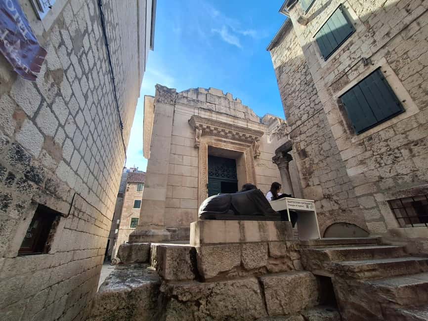 Split: History Walking Tour of the Old Town - Golden Gate and Đardin Park: entering the Roman palace