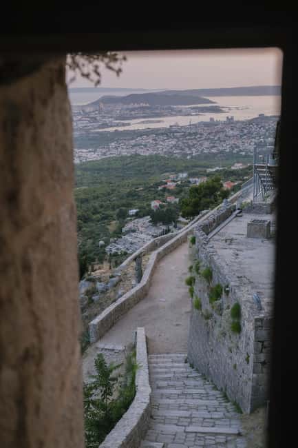 Split: Klis Sunset Sightseeing Bus Tour - Sunset from Klis, with Split below