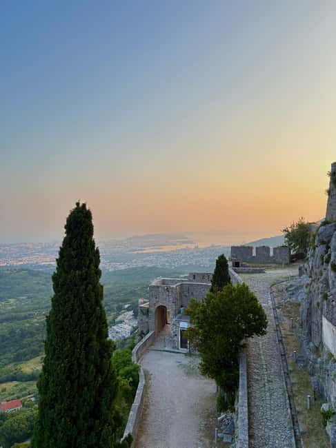 Split: Klis Sunset Sightseeing Bus Tour - Meeting the red bus near Apodos Travel Agency