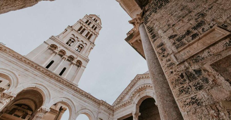 Split: Old City Guided Walking Tour - Meeting at the Riva promenade