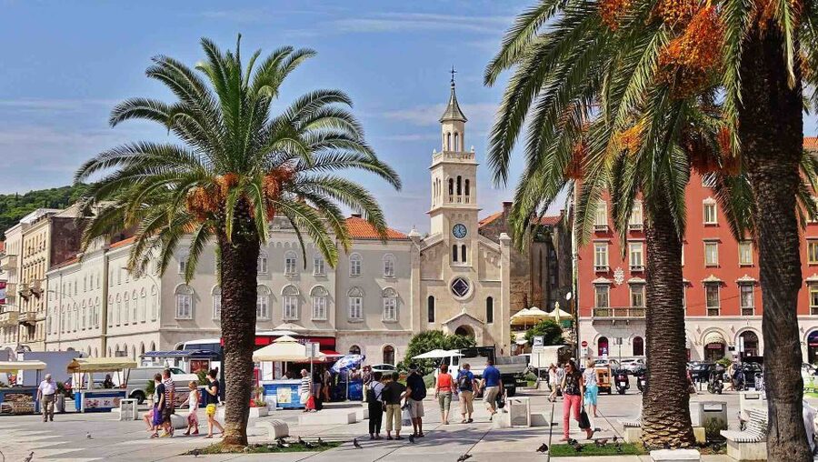 Split: Old Town & Diocletian's Palace Earlybird Walking Tour - Entering a 1,700-year-old palace
