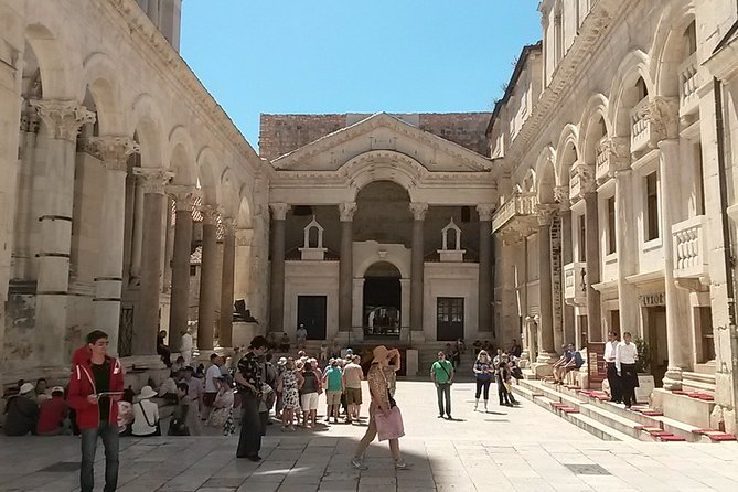 SPLIT-PREMIUM Emperor's Walking Tour for History Lovers + Museum - The Grgur Ninski statue and local identity