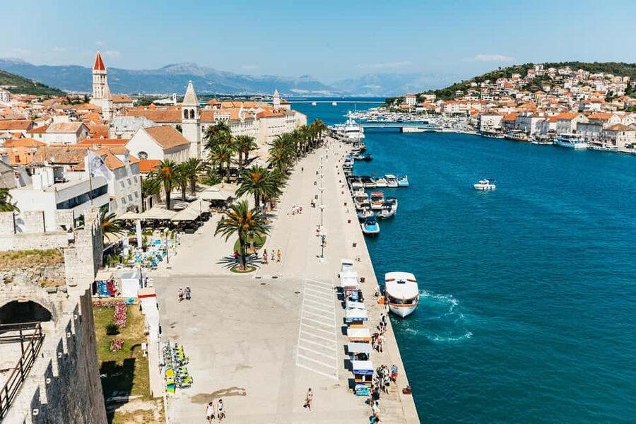 Split/Trogir: Blue lagoon and 3 islands speedboat tour - Trogir: stone lanes in a compact UNESCO town