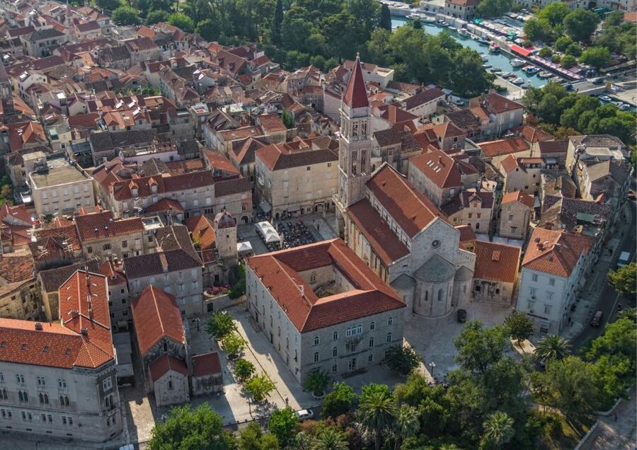 Split: Trogir Open Top Bus Trip + Free Split Walking Tour - Kamerlengo Fortress and the Adriatic view