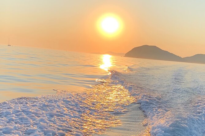Sunset Tour–A Sunset That Isn’t Stuck in Front of the Old Town - Boninovo Bay and the run toward Lokrum