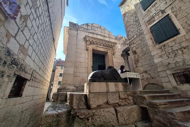 Top-Rated Split Game of Thrones and History City Walk - Dracarys! - The Vestibule, Unsullied, and Dalmatian song