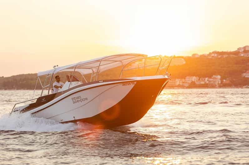 TROGIR: Blue Lagoon & 3 Islands Half-day Speedboat tour - Leaving Trogir beneath Kamerlengo Castle