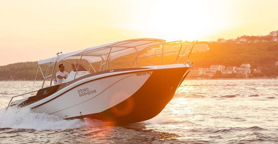 TROGIR: Blue Lagoon & 3 Islands Half-day Speedboat tour - Maslinica on Šolta: a welcome hour on land