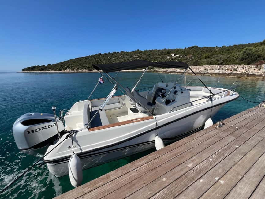 Trogir: Blue Lagoon and 3 Islands Speedboat Tour - Maslinica on Šolta: the hour with the most character