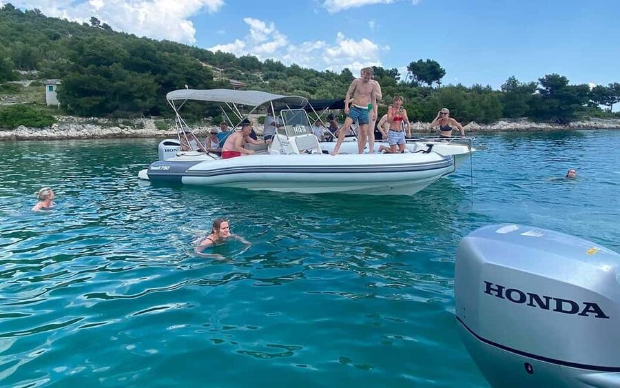 Trogir: White Lagoon, Maslinica & Blue Lagoon Speedboat Tour - Who will enjoy this speedboat day?