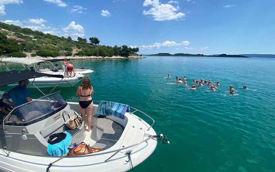 Trogir: White Lagoon, Maslinica & Blue Lagoon Speedboat Tour - Maslinica, Šolta’s fishing-village pause