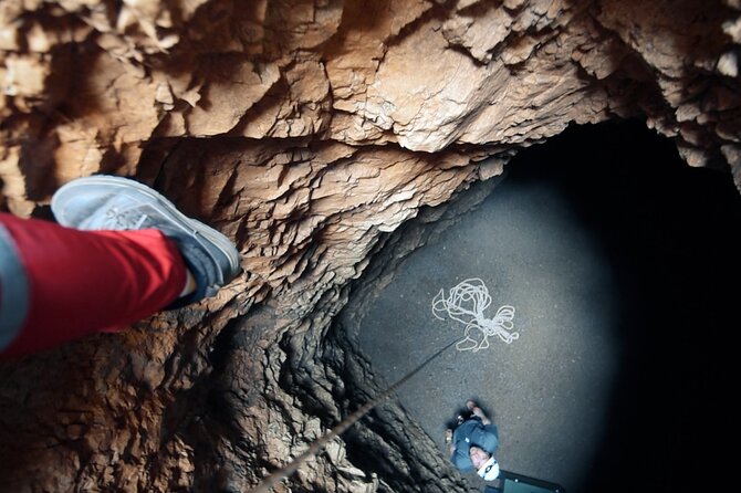 TUNNEL ABSEILING PLUS tour the underground - Learning the rope technique before the first descent