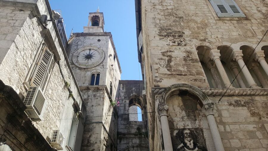 Walking Tour Split - Peristyle, Vestibul, and Jupiter’s Temple