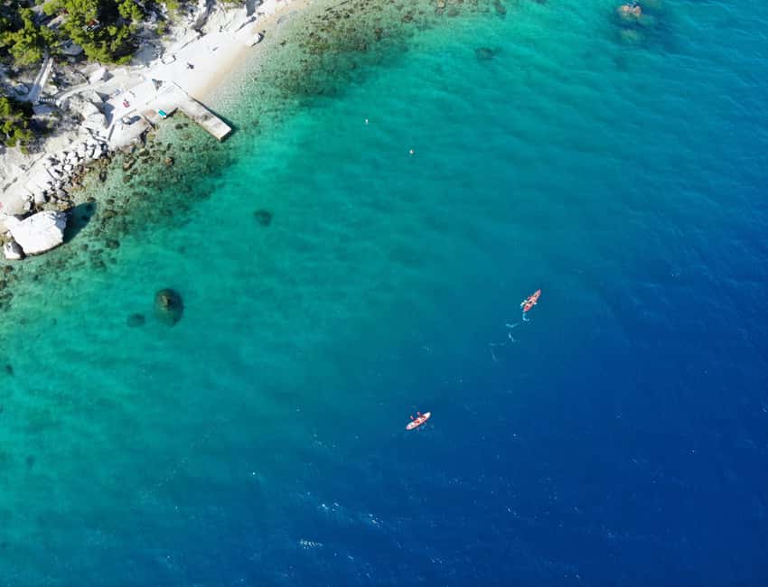 Water activity, kayak tours with a guide, cliff jumping - The safety talk sets the tone