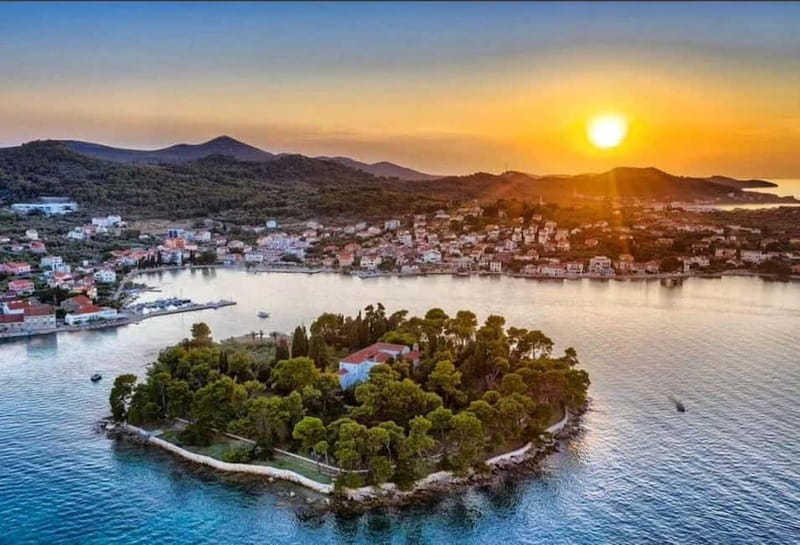 Zadar: 3 Islands SpeedBoat Tour with Snorkeling and Drinks - Leaving Zadar behind at Foša