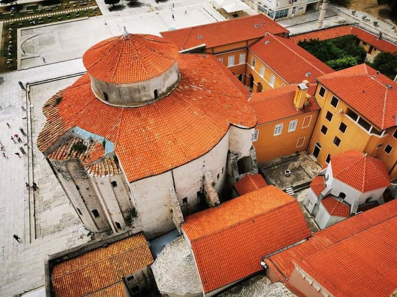 Zadar: City Highlights Walking Tour in Polish - Starting at the Land Gate and entering the old city