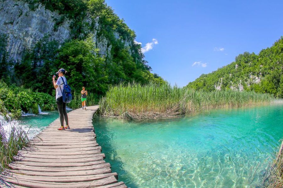 Zadar: Plitvice Lakes Full-Day Guided Tour with a Boat Ride - The wooden paths and narrow sections